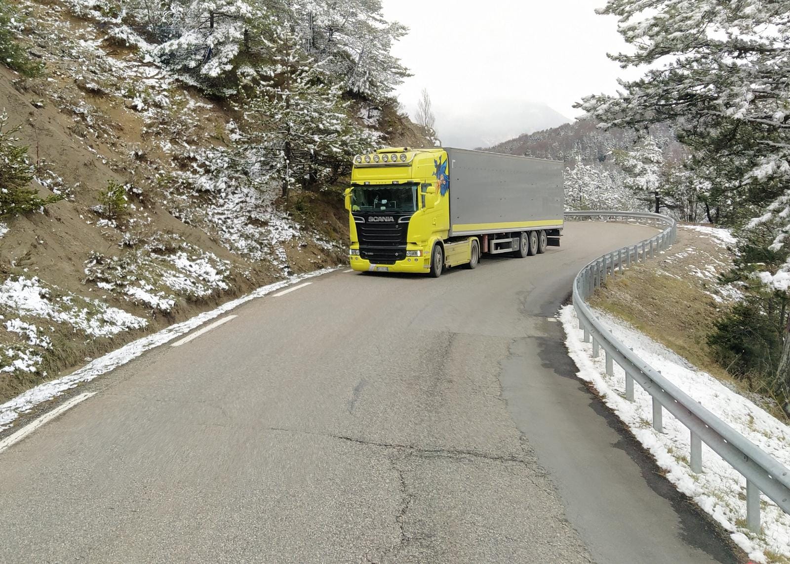 Truck su percorso innevato